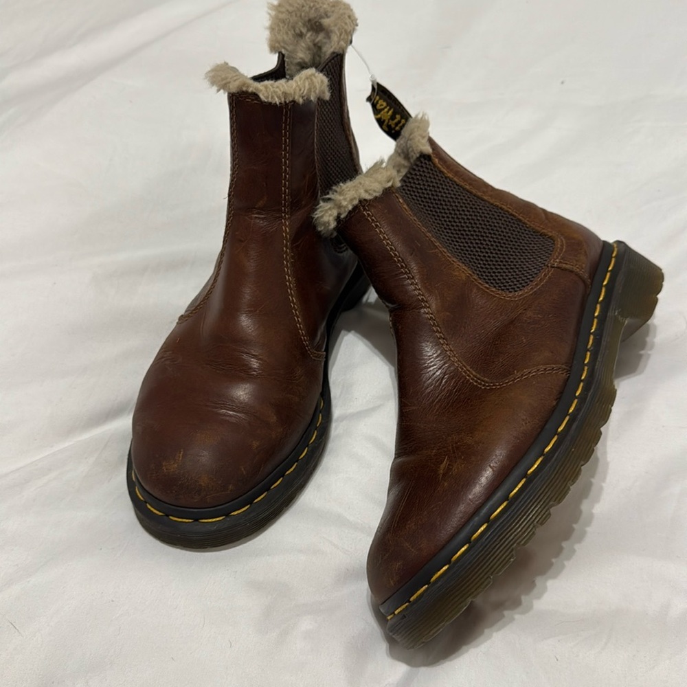 Dr. Martens Women's 2976 Leonore Faux Fur Chelsea Brown Abruzzo US 7